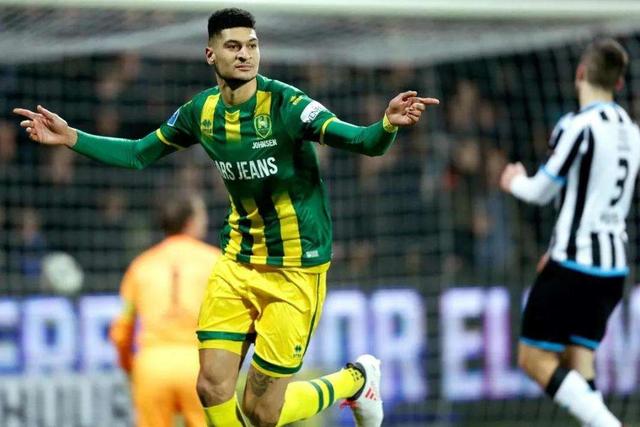 C罗庆祝荣膺最佳金球奖，感谢球迷的支持
